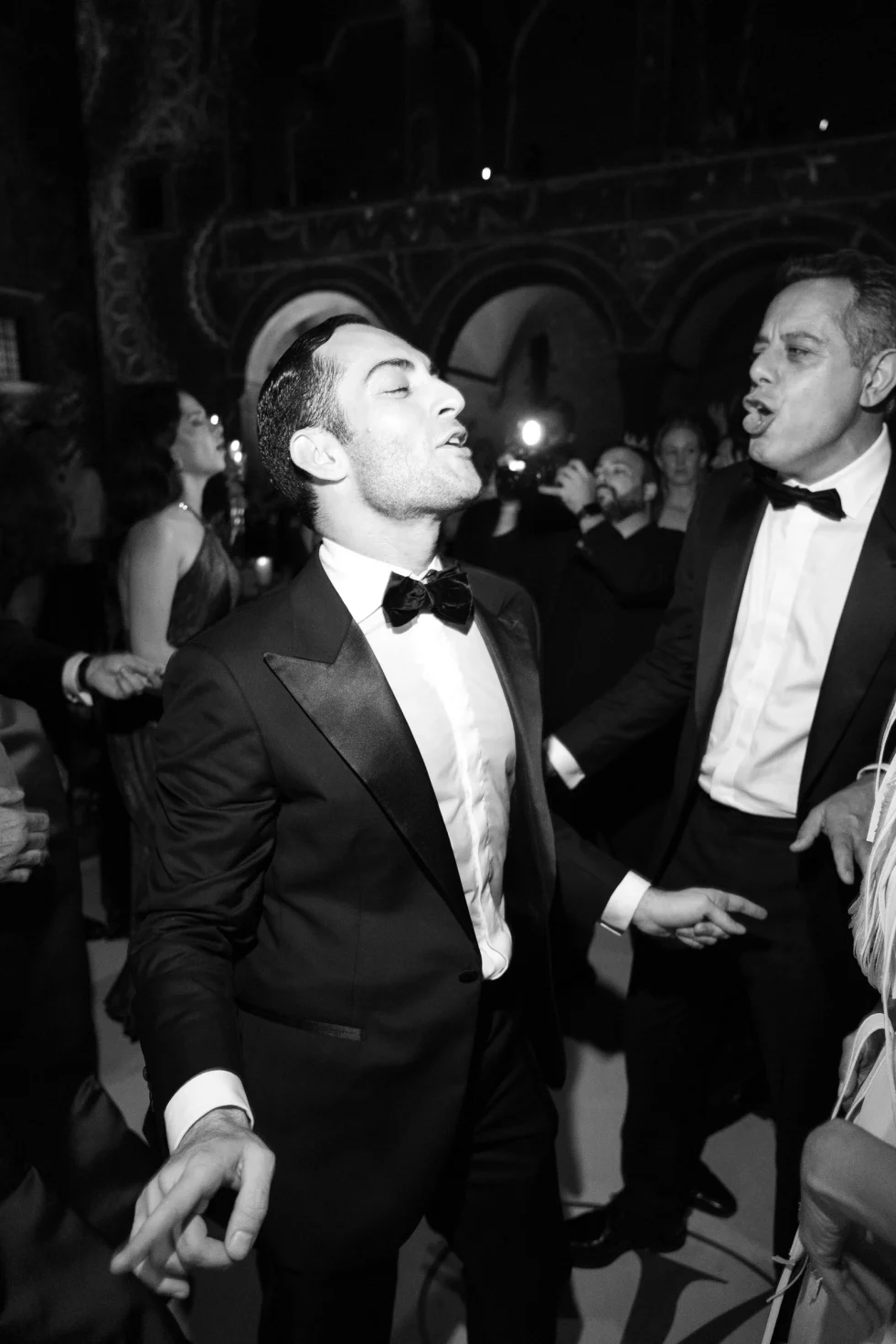 The groom dancing with his friends in black and white at Castello Odescalchi