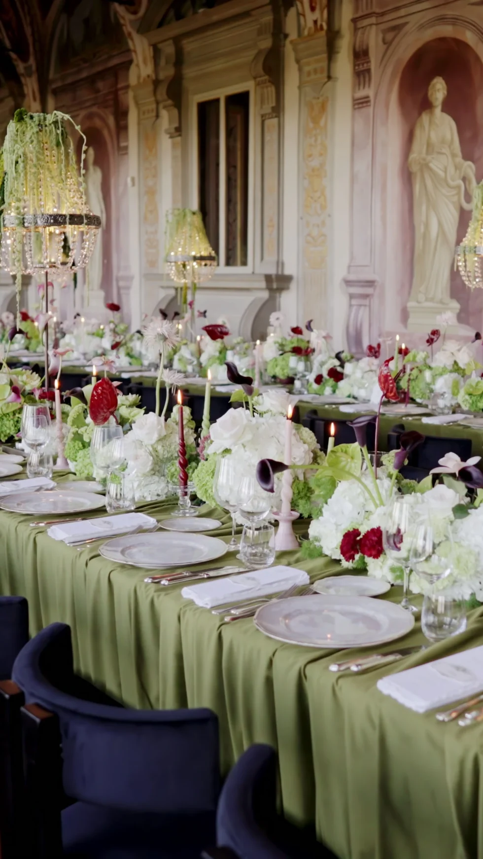 The wedding dinner set beneath the frescoes of Villa Corsini a Mezzomonte