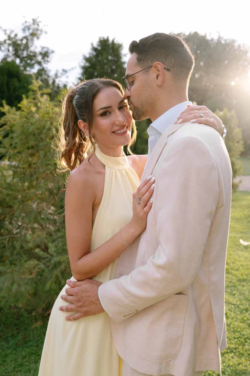 Hadi and Suzanne embracing in the golden light of the Umbrian countryside