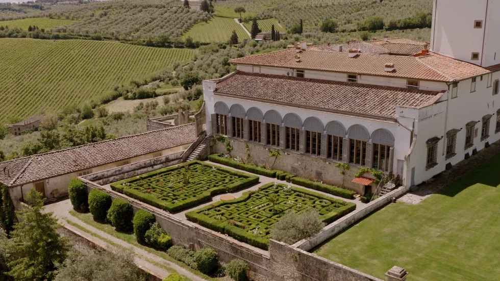 Jenna and Jameson sharing their first look in the gardens of Villa Corsini, Florence