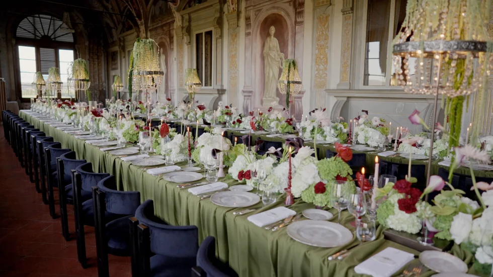 The long wedding dinner table under the frescoes of Villa Corsini a Mezzomonte, Florence