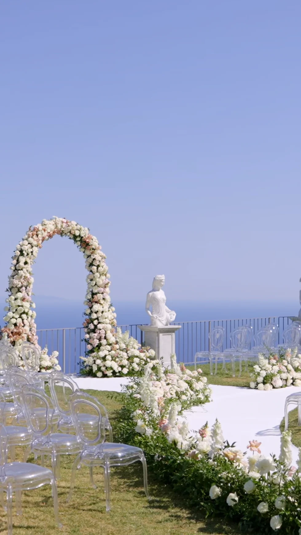 The floral ceremony arch facing the sea on the terrace of La Rondinaia, Ravello